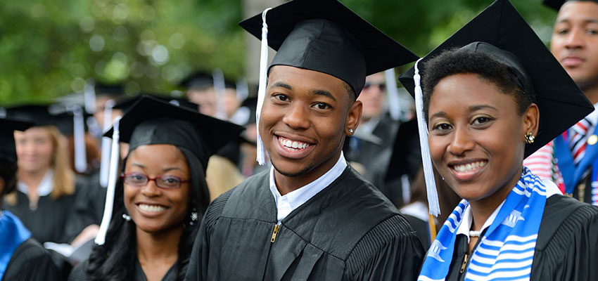 Jeunes diplômés souriants
